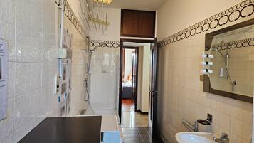 Asciugacapelli, bidet, asciugamani, sapone