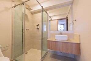 Ducha, toallas, jabón, shampoo