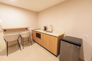 Superior Double Room, 2 Queen Beds | Private kitchen - Alcaré Rooms Cartagena (Cartagena)