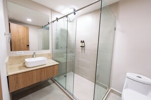 Basic Double Room | Bathroom | Shower, towels, soap, shampoo - Alcaré Rooms Cartagena (Cartagena)