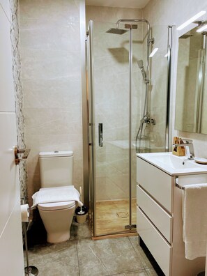 Shower, hair dryer, towels, toilet paper - Residential Apartment in the Center of Madrid (Madrid)