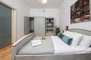 Klassiek appartement, uitzicht op de binnenplaats | Verduisterende gordijnen, geluiddichte muren