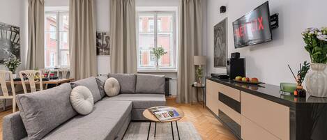 Apartamento clássico, vista para o pátio | Área de estar | TV LCD 40 polegadas com canais digitais