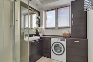 Apartamento conforto, 1 quarto | Banheiro | Chuveiro, produtos de toalete grátis, secador de cabelo