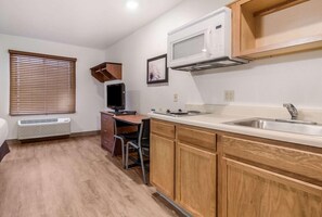 Private kitchen - Woodspring Suites Houston Baytown (Baytown)