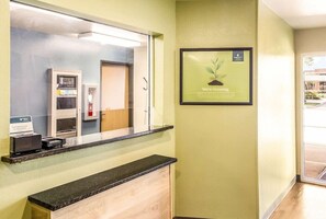 Lobby - Woodspring Suites Houston Baytown (Baytown)