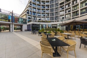 Outdoor dining - Lakeside Luxe Apartment by PikHost (Tiranë)