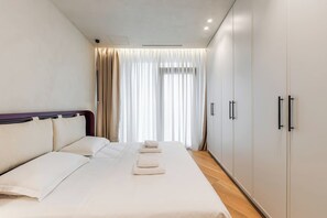 Tabla de planchar con plancha, wifi, ropa de cama