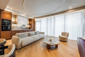 TV - Lakeside Luxe Apartment by PikHost (Tiranë)