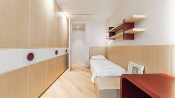 Tabla de planchar con plancha, wifi y ropa de cama