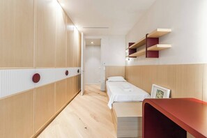 Tabla de planchar con plancha, wifi y ropa de cama 