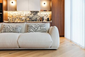 TV - Lakeside Luxe Apartment by PikHost (Tiranë)