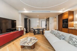 TV - Lakeside Luxe Apartment by PikHost (Tiranë)