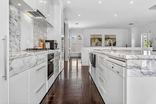 Wow! Luxury, City Fringe, 3BR, Garage, 2 mins Oval