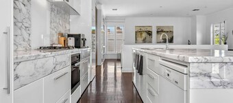 Wow! Luxury, City Fringe, 3BR, Garage, 2 mins Oval