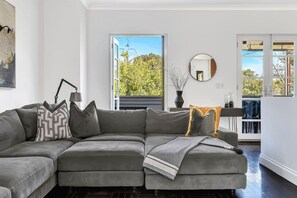 TV - Wow! Luxury, City Fringe, 3BR, Garage, 2 mins Oval (North Adelaide)