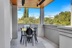 Outdoor dining - Wow! Luxury, City Fringe, 3BR, Garage, 2 mins Oval (North Adelaide)