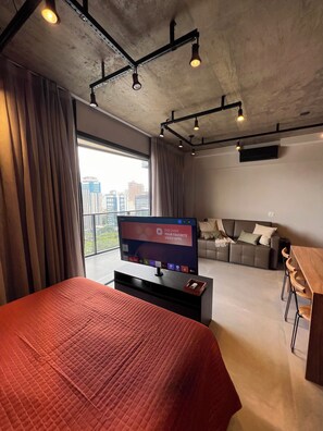 Tabla de planchar con plancha, wifi y ropa de cama 