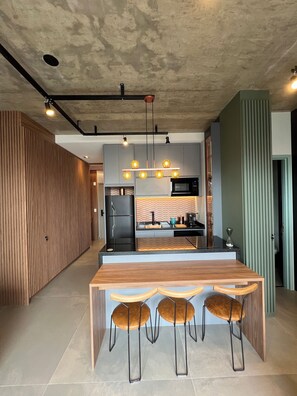 Microwave, oven, stovetop, dishwasher - Luxury Studio Apartment on Faria Lima | 47m2 (São Paulo)