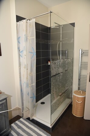 Shower, hair dryer, towels, soap - Quiet, comfortable downtown location with private parking (Montauban)