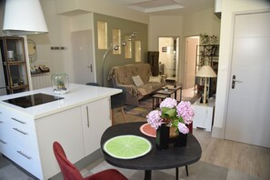 Living area - Quiet, comfortable downtown location with private parking (Montauban)