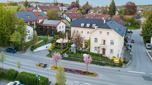 A residential area with houses, a road, and a parking area. - Urige Ferienwohnung Sammareier Gutshof in Bad Birnbach (Bad Birnbach)