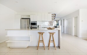 Jääkaappi, mikroaaltouuni, uuni, liesi