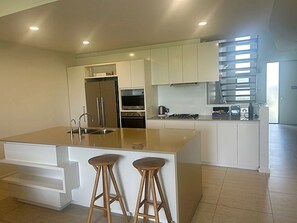 Fridge, microwave, oven, stovetop - Signature Green Magenta - Resort Pools & Beach Access PET Friendly (Magenta)