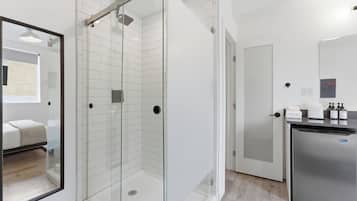 Standard Room, One Double Bed | Bathroom | Designer toiletries, towels