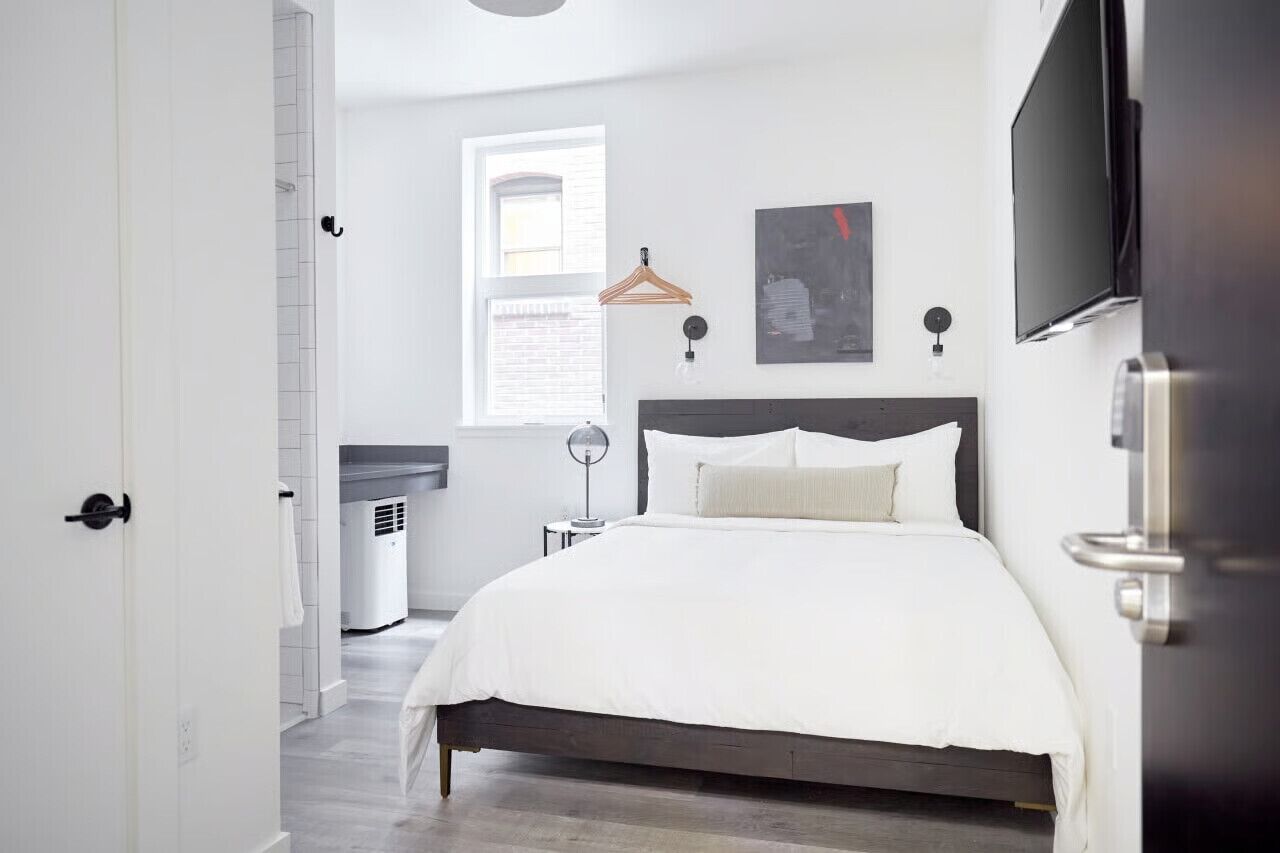 Oda, 1 Büyük (Queen) Boy Yatak, fiziksel engellilere uygun, Sigara İçilmez | Anti alerjik yatak takımı, Tempur-Pedic yatak, güneşlik/perde 