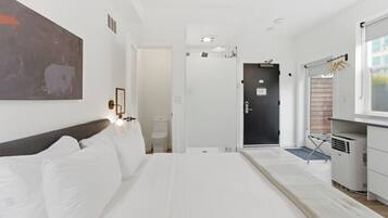 Premium Queen Room with Balcony, Stair Access Only | Hypo-allergenic bedding, Tempur-Pedic beds, blackout drapes