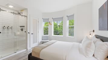 Premium Room, 1 Queen Bed | Hypo-allergenic bedding, Tempur-Pedic beds, blackout curtains