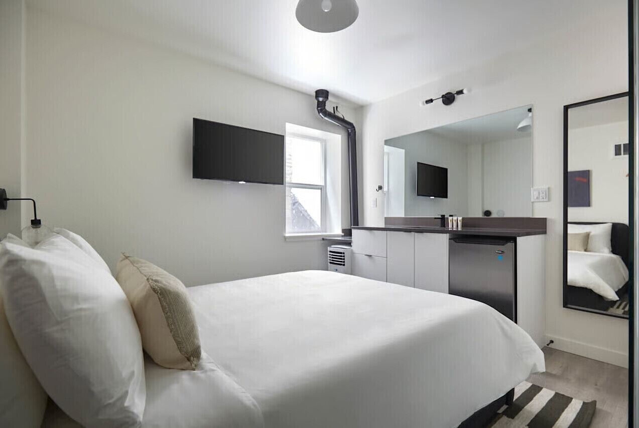 Oda, 1 Büyük (Queen) Boy Yatak, Sigara İçilmez | Anti alerjik yatak takımı, Tempur-Pedic yatak, güneşlik/perde 