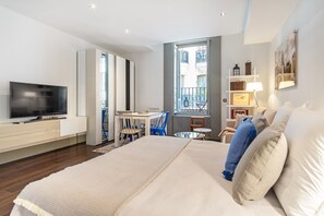 1 slaapkamer, een strijkplank/strijkijzer, beddengoed