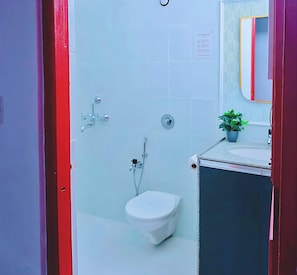 Douche, sèche-cheveux, serviettes fournies, savon