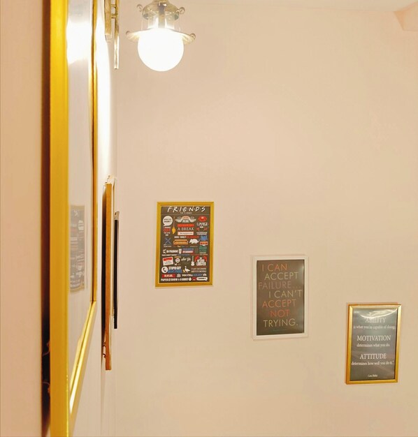 A wall with motivational posters and a light fixture. - Retiro Urbano - 3BR near Palolem and Patnem Beach. (Chauri Canacona)