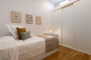2 bedrooms, iron/ironing board, bed sheets - Bright 2-Bed Apartment in Las Letras, Madrid (Madrid)