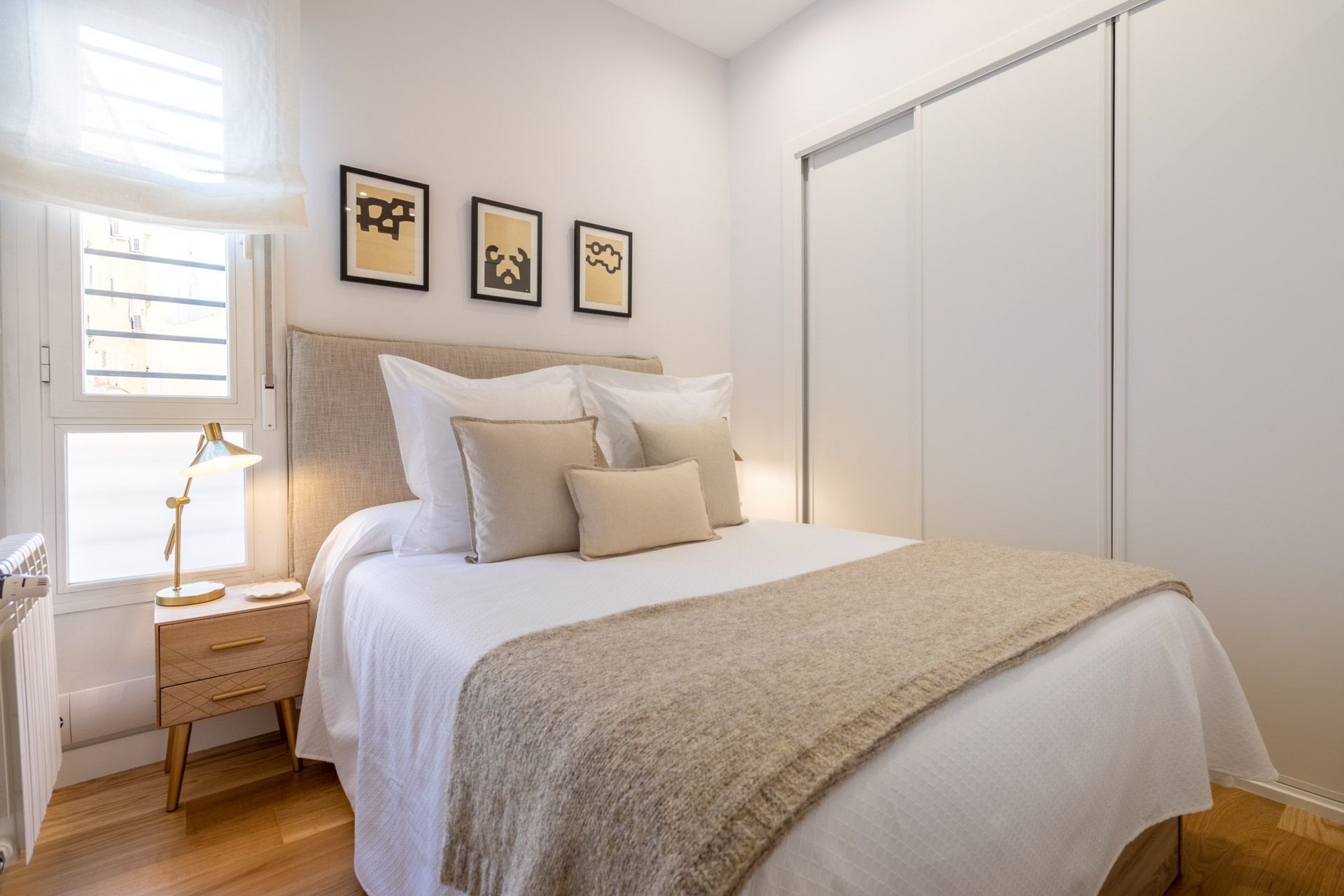 2 habitaciones, tabla de planchar con plancha y ropa de cama 