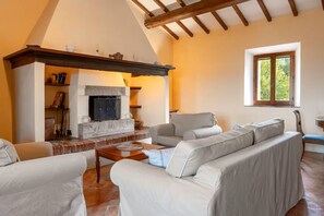 TV, fireplace - Villa Beltramonto by MMega (Tuscany)