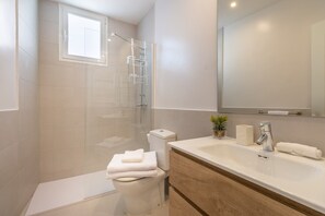 Towels - Chic 2-Bed Apartment in Las Letras, Madrid (Madrid)