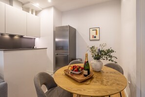 Dining - Chic 2-Bed Apartment in Las Letras, Madrid (Madrid)