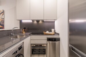 Dishwasher - Chic 2-Bed Apartment in Las Letras, Madrid (Madrid)
