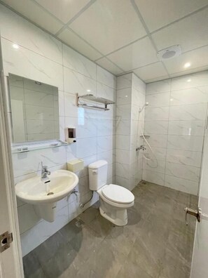 Standard-Doppelzimmer, Balkon, eingeschränkter Meerblick | Badezimmer | Dusche, kostenlose Toilettenartikel, Haartrockner, Handtücher