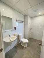 Ducha, artículos de tocador gratuitos, secador de pelo, pantuflas