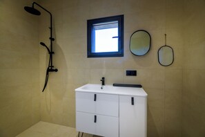 Douche, sèche-cheveux, serviettes fournies, savon