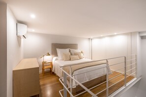 2 bedrooms, iron/ironing board, bed sheets - Charming City-Center Duplex in Madrid (Madrid)