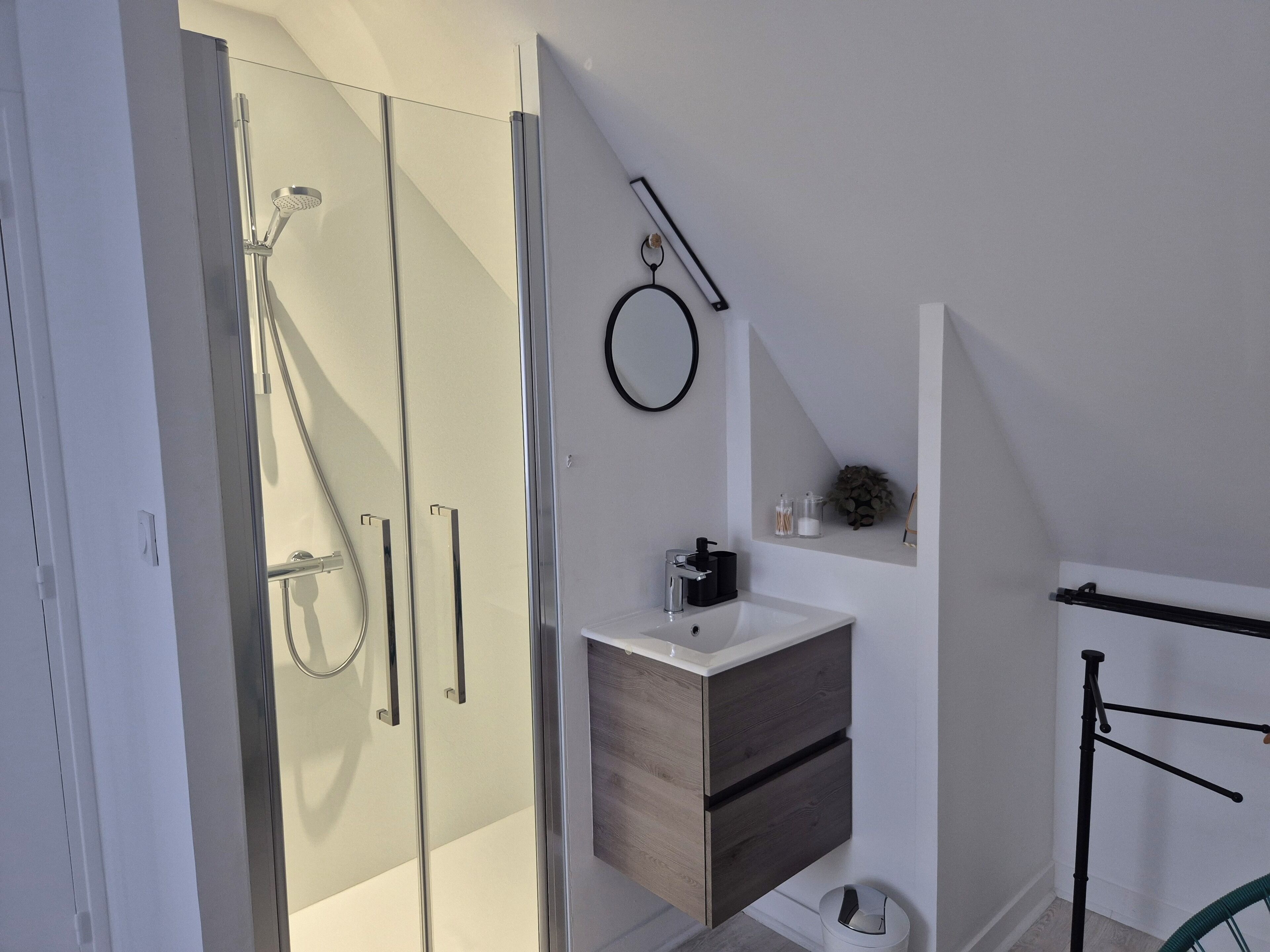 Dusche, Haartrockner, Handtücher, Toilettenpapier