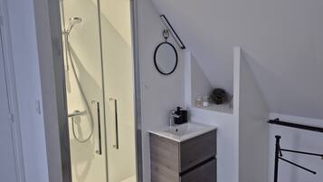 Dusche, Haartrockner, Handtücher, Toilettenpapier