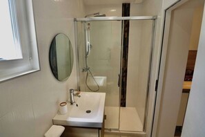 Apartment | Bathroom | Towels, shampoo - Bright Apartment - AC - 2br-4p - Gassin (Gassin)