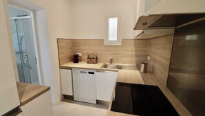A compact kitchen with a dishwasher, a sink, and a built-in oven. - Bright House - AC - 2br-4p - Gassin (Gassin)
